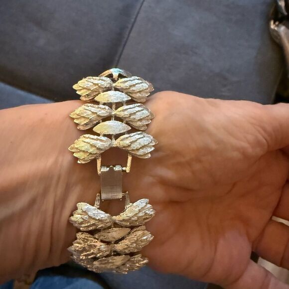 Vintage Coro Pegasus Silver Tone Bracelet with Leaf Motif Design. - Picture 2 of 6